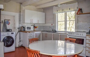 Fridge, microwave, stovetop, coffee/tea maker - Lovely home in Ronneby with WiFi (Ronneby)