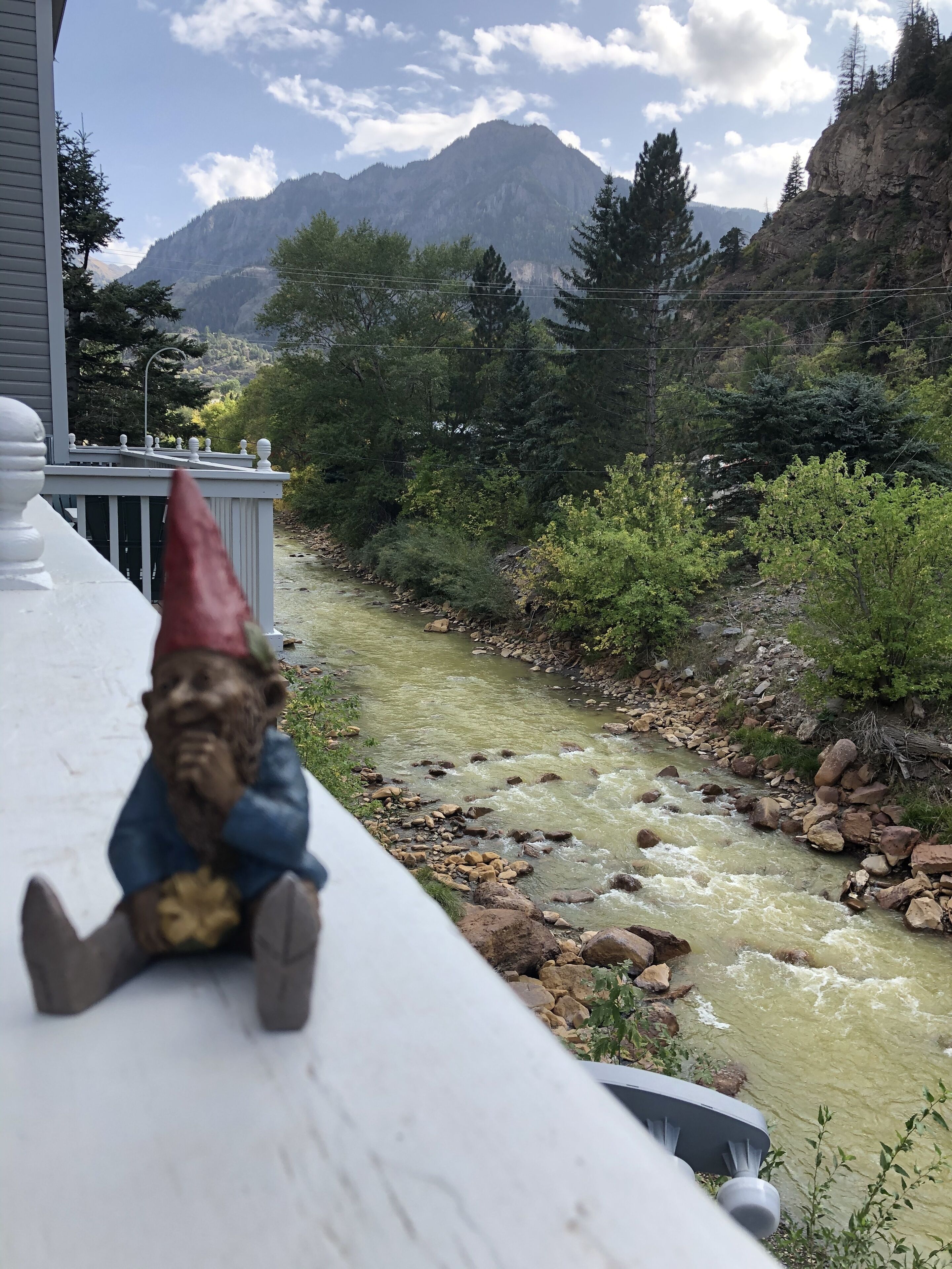 BEST LOCATION! ON THE RIVER, NEXT TO HOT SPRINGS, HIKING TRAILS & TOWN! VIEWS!