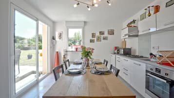 Fridge, oven, stovetop, dishwasher