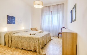 2 bedrooms, travel crib, free WiFi