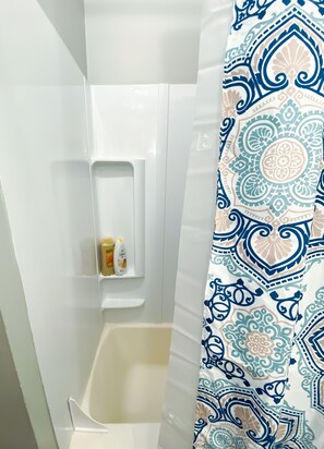 Badewanne, Haartrockner, Handtücher, Seife