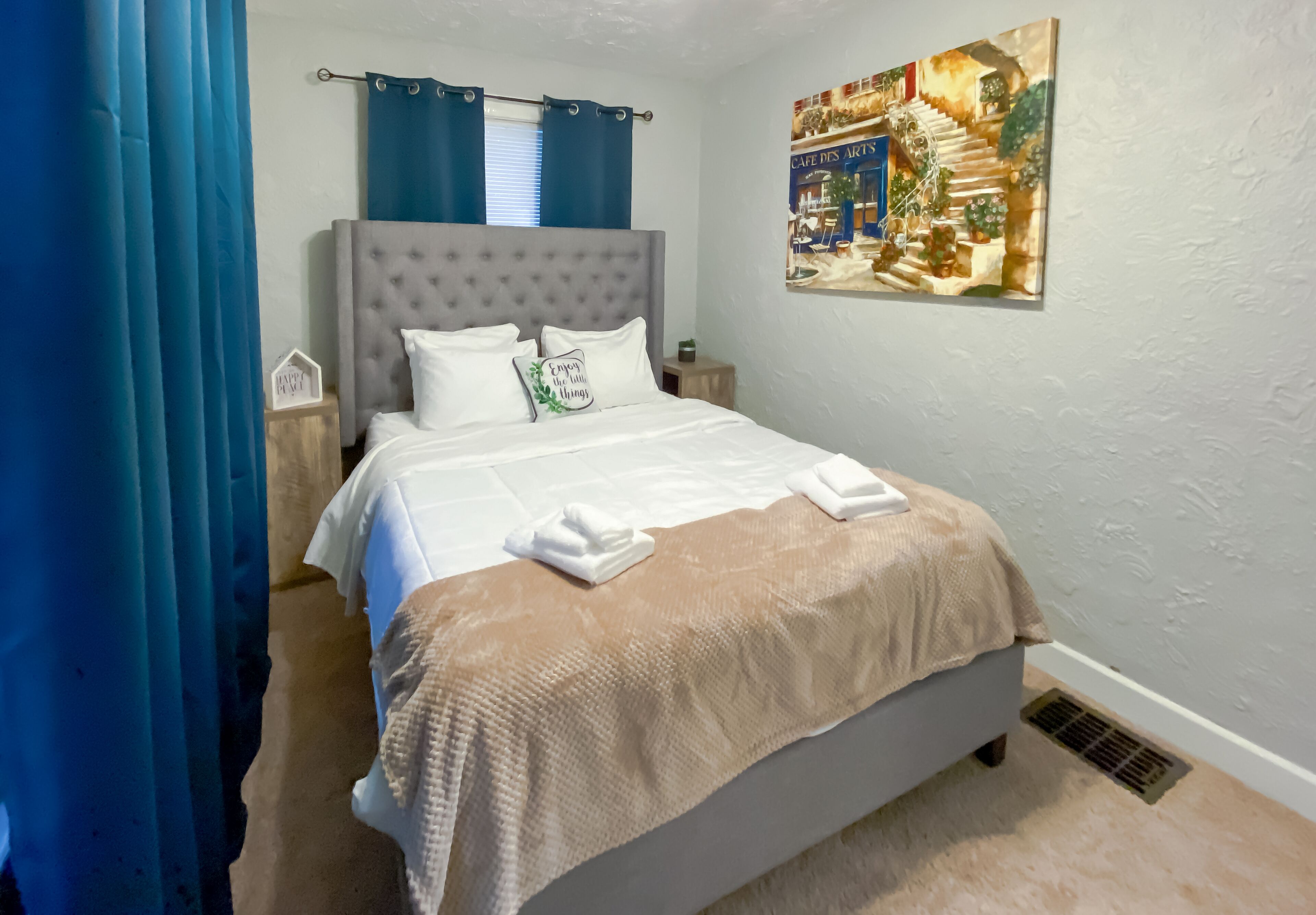 3 dormitoris, planxa i posts de planxar i un bressol de viatge 