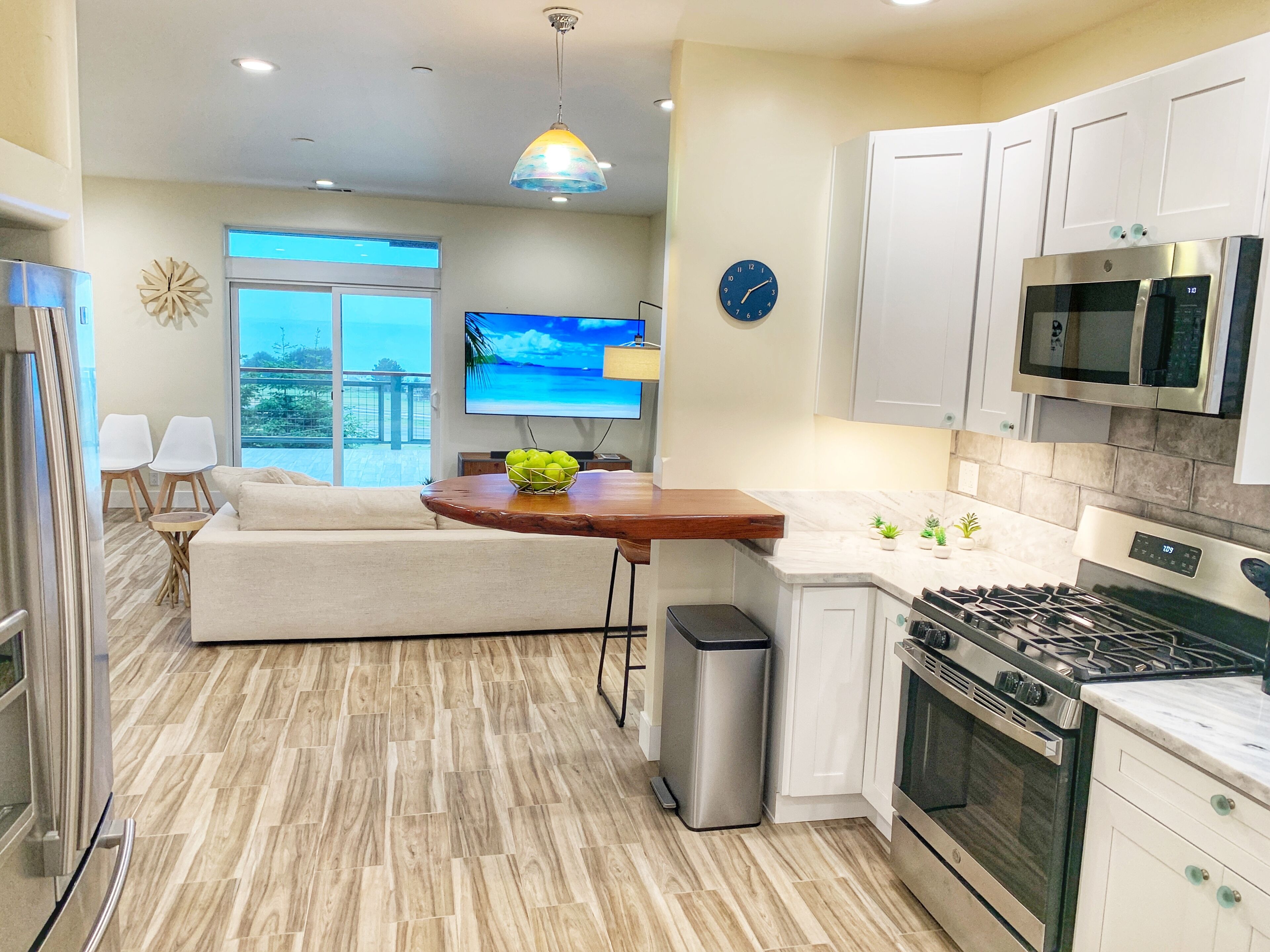 Refrigerador, microondas, horno y parrilla de estufa 