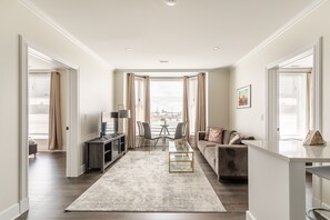 Departamento empresarial, 2 habitaciones, cocina | Vista desde la habitación