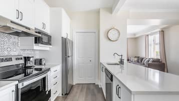 Full-size fridge, microwave, oven, stovetop