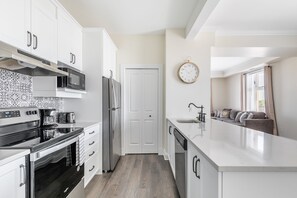 Refrigerador con congelador, microondas, horno y parrilla de estufa 