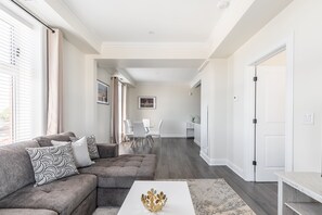 تلفزيون ذكي بحجم 43-بوصة يعرض قنوات تلفزيونية رقمية، تلفزيون