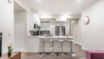 Deluxe Apartment, 1 King Bed with Sofa bed, Balcony | In-room dining