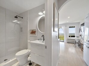 Shower, hair dryer, towels, soap - 267 Seaside Villa - Steps to the beach! (Hilton Head Island)