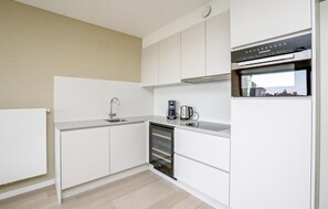 ثلاجة، موقد طهي مسطح، غسالة أطباق، ماكينة لصنع القهوة/الشاي