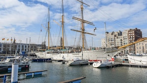 A marina with multiple boats docked, including a large sailing ship. - Beautiful apartment in Oostende (Oostende)