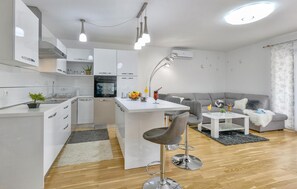 Réfrigérateur, four à micro-ondes, un four, surface de cuisson