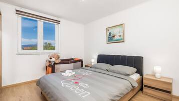 3 bedrooms, travel cot, free WiFi, bed sheets