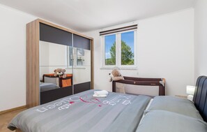 3 bedrooms, travel crib, free WiFi, bed sheets
