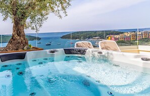 Outdoor spa tub - Lovely apartment in Banjole with swimming pool (Banjole)