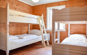 4 bedrooms, travel crib, free WiFi, bed sheets