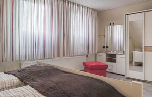 5 bedrooms, free WiFi, bed sheets