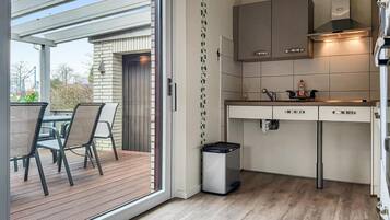 Jääkaappi, liesi, astianpesukone, kahvin-/teenkeitin