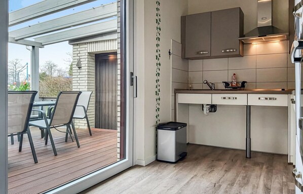 Réfrigérateur, plaque de cuisson, lave-vaisselle, cafetière/bouilloire