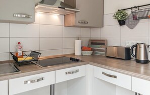 Réfrigérateur, plaque de cuisson, lave-vaisselle, cafetière/bouilloire