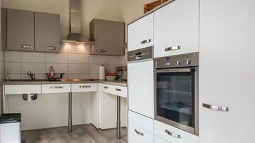 Jääkaappi, liesi, astianpesukone, kahvin-/teenkeitin