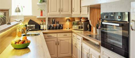 Réfrigérateur, plaque de cuisson, lave-vaisselle, cafetière/bouilloire