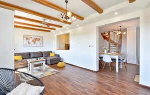 Téléviseur connecté, foyer, table de baby-foot, table de ping-pong