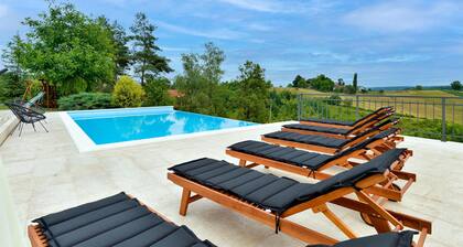 3 bedroom pet friendly home in Krasic