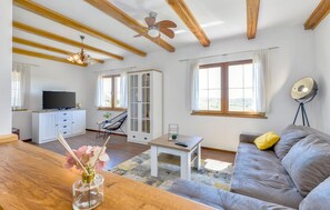 Téléviseur connecté, foyer, table de baby-foot, table de ping-pong