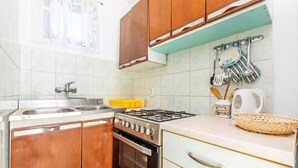 Coffee/tea maker, fridge, microwave, stovetop