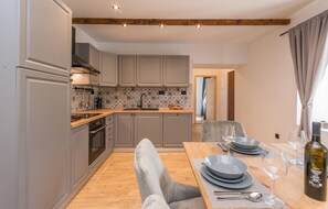 Fridge, oven, stovetop, dishwasher