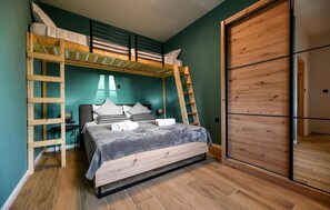 3 bedrooms, travel cot, free WiFi, bed sheets