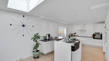 Køleskab, kogeplade, opvaskemaskine, kaffe-/temaskine