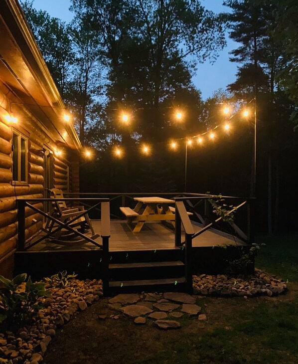 Outdoor dining - Forest Edge Cabin @ Cook Forest and Clear Creek (Sigel)