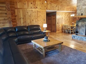 Smart TV, fireplace, video games - Forest Edge Cabin @ Cook Forest and Clear Creek (Sigel)