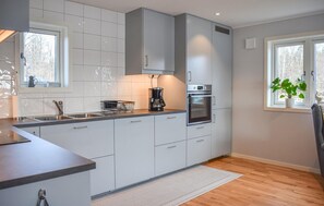 ثلاجة، فرن، غسالة أطباق، ماكينة لصنع القهوة/الشاي