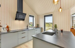 Kühlschrank, Geschirrspüler, Wasserkocher mit Kaffee-/Teezubehör