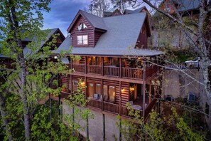 Exterior - Winter specials! Xmas tree up. 3 King Suites! Private HotTub, MiniGolf, Games (Sevierville)