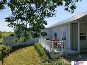 Outdoor dining - Vineyard Cottage (Crab Orchard)