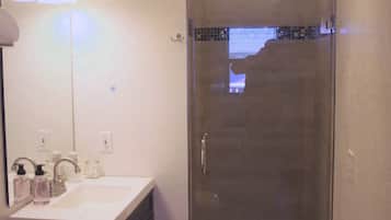 Secador de cabelo, toalhas de banho, sabonete, shampoo