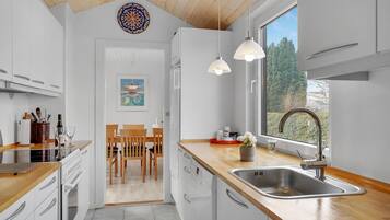 Jääkaappi, liesi, astianpesukone