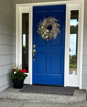 Exterior - Beachfront Home With Sweeping Views of Water and Mount Baker (Port Ludlow)