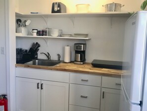 Refrigerador, microondas, parrilla de estufa y cafetera y tetera