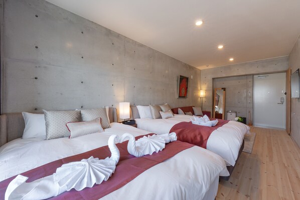 أغطية فراش متميزة ومساحة عمل للكمبيوتر المحمول وستائر تعتيم