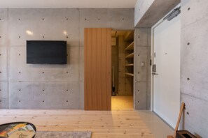 Ropa de cama de alta calidad y espacio para trabajar con un portátil