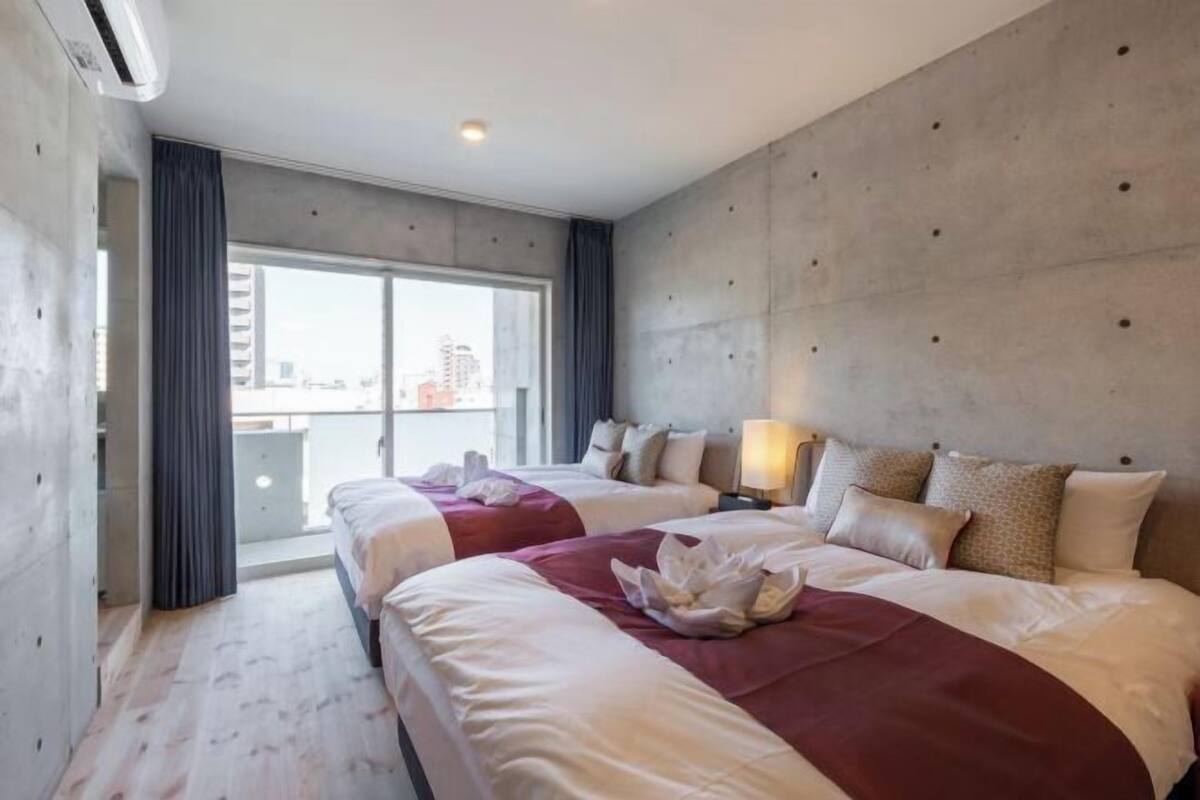 Ropa de cama de alta calidad y espacio para trabajar con laptop 