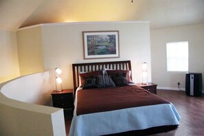 1 bedroom, bed sheets - Corn Crib Cottage (Crab Orchard)