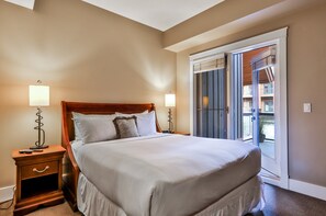 2 habitaciones, escritorio, tabla de planchar con plancha y wifi gratis 