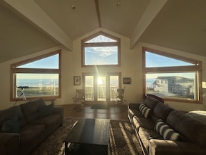 Smart-TV, bøker og stereoanlegg