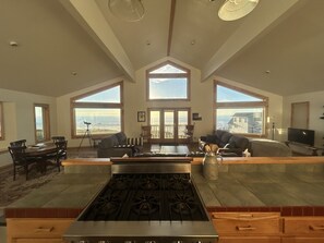 Smart TV, books, stereo - White water views, location, comfort. (Whitethorn)